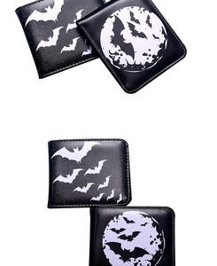 Details von flachen schwarzen Kunstleder-Geldbörsen mit Gothic-Fledermaus- und Mond-Druck