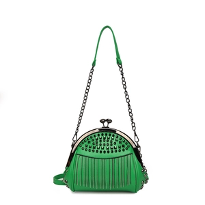 Grüne Muschel-Tasche aus PU-Leder mit Metallfransen und nietenbesetztem Kettenriemen