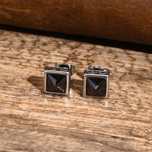 Quadratische schwarze Zirkonia-Ohrstecker aus Edelstahl mit keltischem Knoten-Muster