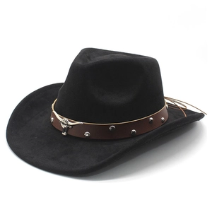 Détail du chapeau de cowboy en daim avec bande en cuir et boucle de tête de taureau