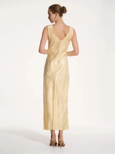 Robe longue en satin jacquard champagne avec col en V ouvert au dos et motifs fleuris
