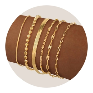 Sechsteiliges Set vergoldeter Messingarmbänder mit Schlangen und Büroklammerkette Design