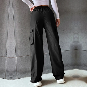 Vue arrière du pantalon cargo noir à jambes larges avec taille haute élastiquée et poches