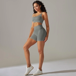 Détail macro du short de fitness sans couture gris fumé à taille haute et tissu côtelé