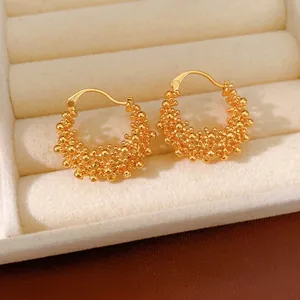 Créoles évidées plaquées or 18k avec texture perlée unique et fermoir en U sécurisé