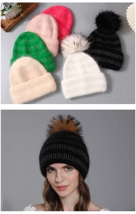 Détails du bonnet en maille avec fil d'argent et grand pompon en fourrure synthétique