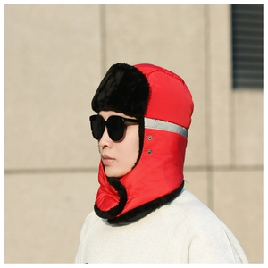 Détail du chapeau d'hiver rouge coupe-vent avec doublure en fourrure et bande réfléchissante