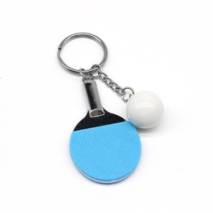 Portachiavi con mini racchetta da ping pong e pallina con rivestimento blu e anello
