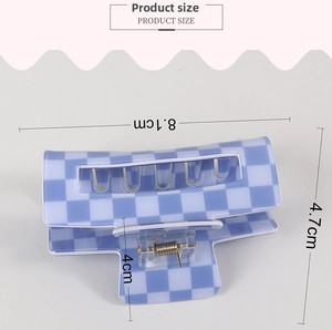 Dimensions de la pince à cheveux à damier bleu et blanc avec longueur 8,1cm et hauteur 4,7cm