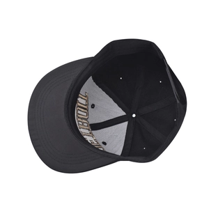 Détail intérieur d'une casquette en coton noir avec doublure grise et attache plastique