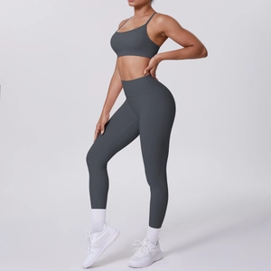 Détail de legging de yoga gris foncé à taille haute et ensemble de soutien-gorge de sport
