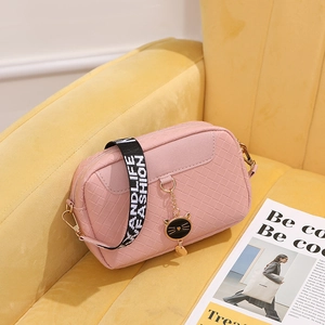 Sac bandoulière rose tissé pour femme avec breloque chat et large bandoulière lettrée