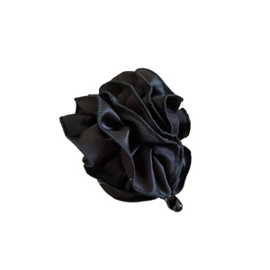 Pince à cheveux élégante en satin noir avec plis et volants multicouches pour femmes