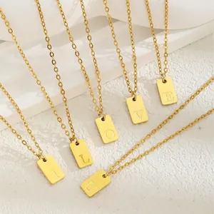 Ensemble de colliers pendentifs carrés dorés épelant I LOVE U en acier inoxydable poli