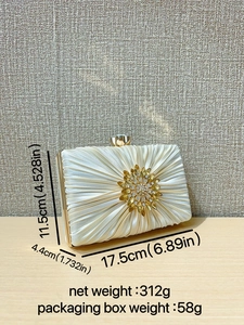Abendhandtasche aus elfenbeinfarbenem Seidensatin mit Kristallblume und Goldrahmen