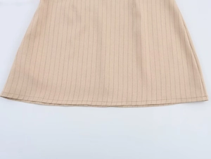 Détails de l'ourlet de la jupe kaki à rayures avec coutures précises et texture du tissu