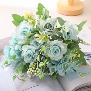 Ramo de rosas artificiales azul claro con hojas verdes para decorar el hogar