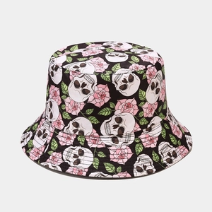 Détail de l'imprimé tête de mort et roses sur le tissu d'un bob réversible noir