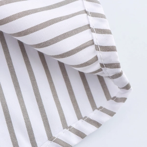 Détail macro d'un tissu à rayures de haute qualité avec coutures précises sur une chemise