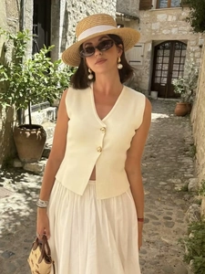 Gilet en maille crème slim avec boutons dorés et jupe plissée blanche élégante