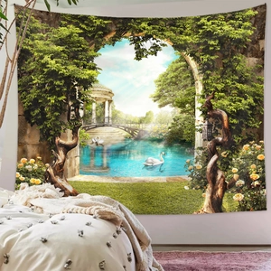 Detailansicht des Wandteppichs mit europäischer Landschaft, Schwanensee und Torbogen am Bett
