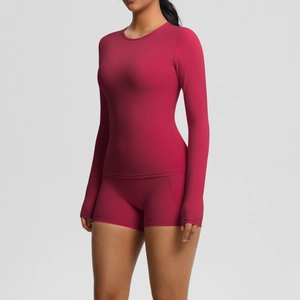 Détail de l'ensemble de yoga rose montrant le tissu respirant et les coutures ergonomiques
