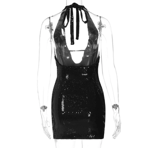 Détail de la robe mini noire à paillettes dos nu avec licou sur un mannequin