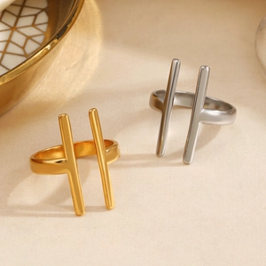 Minimalistische offene Edelstahlringe in Gold und Silber mit parallelen Linien