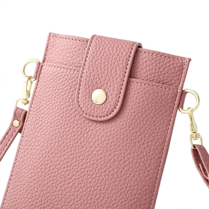 Detailansicht der rosa Lederstruktur mit Litschi-Muster und goldenem Metalldruckknopf