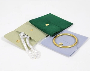 Trois pochettes à bijoux en velours vert et violet avec bouton-pression doré chic