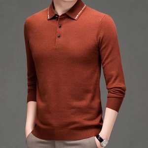 Herren Strick-Poloshirt in Rostrot mit klassischem Kragen und gerippten Bündchen