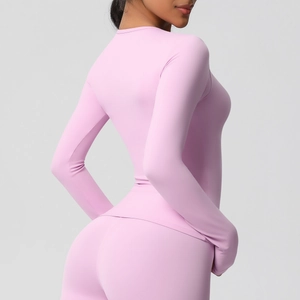 Haut de yoga rose mauve à manches longues et legging de sport assorti avec vue arrière
