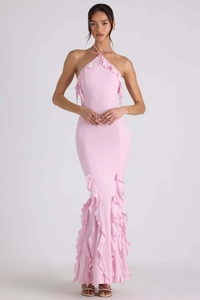 Détails de la robe de soirée rose avec licou, ourlet à volants et coupe sirène ajustée