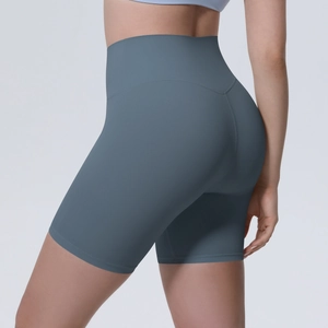 Détail du short de yoga taille haute avec couture arrière en V pour effet galbant