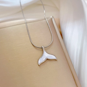 Détail du pendentif queue de baleine argenté avec nacre sur une chaîne serpent élégante
