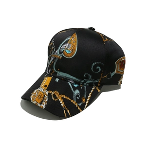 Modische Baseballkappe mit Barockmuster, Goldketten-Print und edlem Seidensatin-Finish