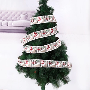 Ruban de Noël de 5m avec imprimé chalet et bords duveteux enroulé sur un sapin de Noël vert