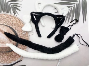 Dettaglio del cerchietto con orecchie di gatto in peluche e coda per travestimento Halloween