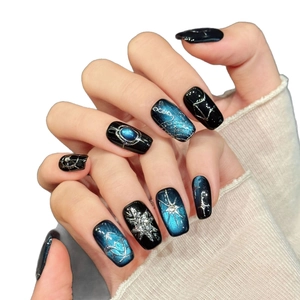 Faux ongles œil de chat bleu foncé avec motifs d'étoiles argentées et flocons de neige