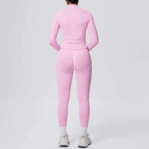 Vista posteriore del set da yoga rosa a maniche lunghe con leggings a vita alta e giacca