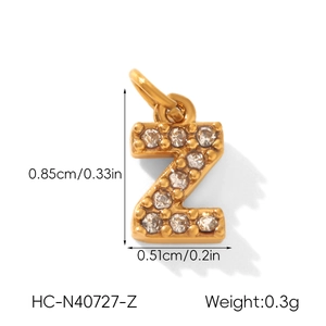 Vue macro du pendentif lettre Z doré avec zircons incrustés et dimensions du produit