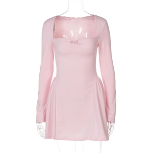 Détail d'une mini robe rose moulante avec encolure carrée et décoration de nœud