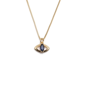 Collana con catena a scatola dorata e ciondolo occhio con zircone blu su sfondo bianco