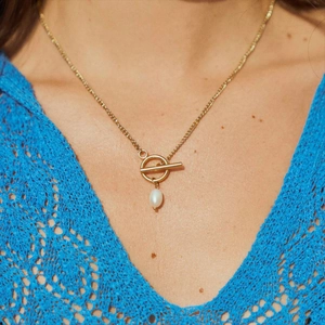 Collana in acciaio inossidabile 18k placcato oro con chiusura OT e perla a goccia bianca