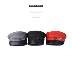 Trois casquettes gavroche en gris noir et rouge avec chaînes en métal et visières cuir