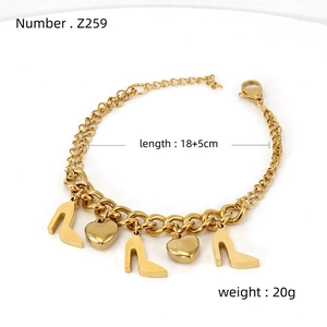 Détail du bracelet en acier inoxydable doré 18K avec breloques cœur et talons hauts