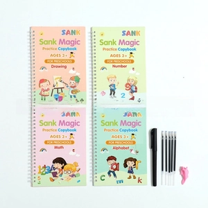 Vista macro di 4 quaderni magici Sank con penne per l'addestramento alla scrittura bimbi