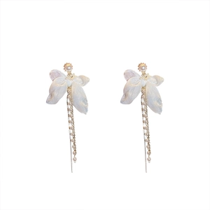 Boucles d'oreilles longues avec nœud en tissu et glands de perles en or champagne