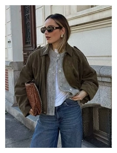 Dettaglio della giacca bomber da donna in pelle scamosciata marrone con spalline