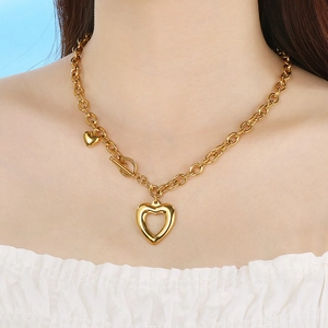 Collier mode en acier inoxydable doré avec pendentif cœur et fermoir à bascule OT